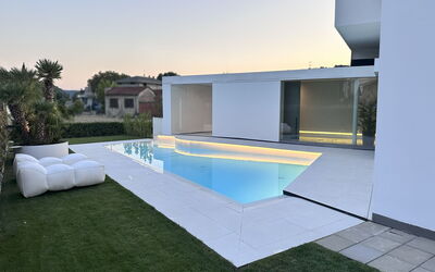 Villa Bilor Luxe: Piscina, Material Compuesto, Sombra, Jardín, Paisajismo, Inmuebles, Villa, Diseño, Yarda, Recurso