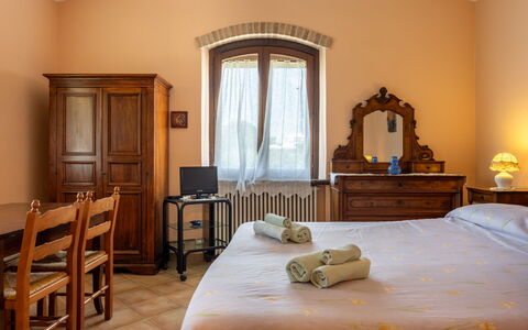 Il Giuncheto, Pool, Amazing View, Umbrian Countrys: Pared, Mueble, Diseño De Interiores, Habitación, Piso, Encendiendo, Suelo, Techo, Habitación, Puerta