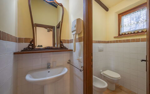 Il Giuncheto, Pool, Amazing View, Umbrian Countrys: Arreglo De Tubería, Madera, Diseño De Interiores, Baño, Piso, Suelo, Lavabo Del Baño, Plomería, Grifo, Habitación