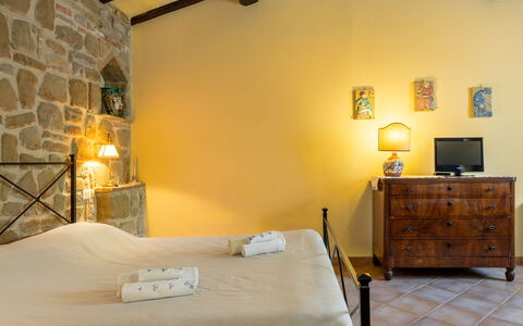 Il Giuncheto Apartments, Pool, Umbrian Countryside: Mueble, Pared, Diseño De Interiores, Piso, Techo, Suelo, Habitación, Casa, Cama, Habitación