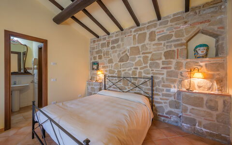 Il Giuncheto Apartments, Pool, Umbrian Countryside: Mueble, Diseño De Interiores, Pared, Piso, Techo, Suelo, Encendiendo, Habitación, Cama, Habitación