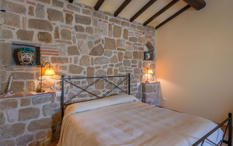 Il Giuncheto Apartments, Pool, Umbrian Countryside: Mueble, Pared, Diseño De Interiores, Cama, Habitación, Techo, Suelo, Piso, Encendiendo, Habitación