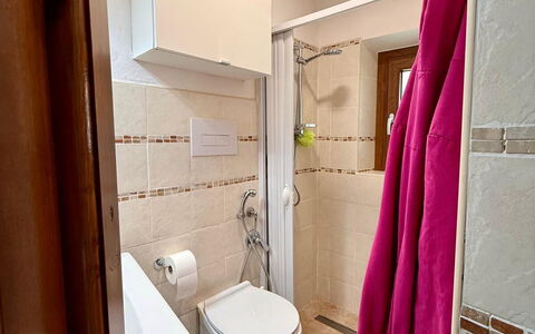 Borgo Antico, Pool, Barberino del Mugello: Piso, Arreglo De Tubería, Suelo, Madera, Baño, Lavabo, Diseño De Interiores, Baño, Lavabo Del Baño, Grifo