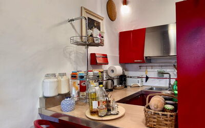 Family: Aparato De Cocina, Rojo, Cocina, Diseño De Interiores, Mueble, Electrodoméstico, Pequeños Electrodomésticos, Encendiendo, Estantería, Habitación