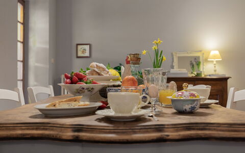 Villa Essiccatoio: Vajilla, Mueble, Utensilios Para Servir, Mesa, Diseño De Interiores, Vajilla, Comida, Porcelana, Drinkware, Cocina Y Comedor Mesa