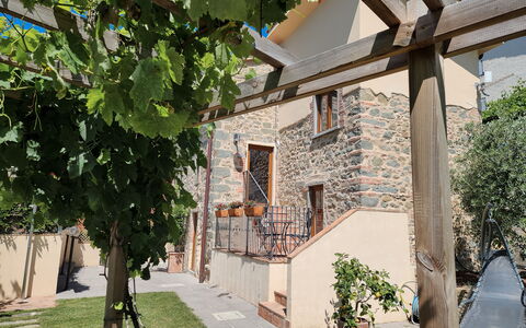 Il Casale di San Jacopo con Piscina Privata: Maceta, Sombra, Jardín, Yarda, Planta De Casa, Paisajismo, Patio, Patio Interior, Estructura Al Aire Libre, Balcón