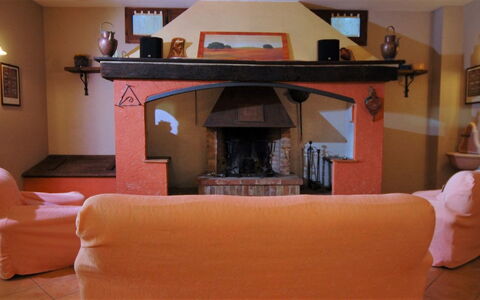 Terre di Giano Private Pool and View, Umbria: Mueble, Diseño De Interiores, Piso, Suelo, Habitación, Hogar, Encendiendo, Techo, Sala, Silla