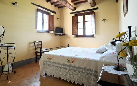 Terre di Giano Private Pool and View, Umbria: Mueble, Diseño De Interiores, Piso, Habitación, Cama, Suelo, Habitación, Linos, Techo, Encendiendo