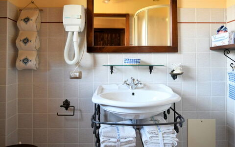 Terre di Giano Private Pool and View, Umbria: Diseño De Interiores, Arreglo De Tubería, Piso, Mueble, Lavabo Del Baño, Suelo, Lavabo, Grifo, Encendiendo, Baño