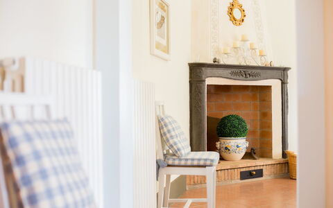 Villa Camelia: Mueble, Pared, Diseño De Interiores, Madera, Piso, Suelo, Encendiendo, Habitación, Marco, Sala