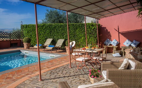 Villa Camelia: Piscina, Mueble, Mueble Para Exteriores, Silla, Maceta, Recurso, Paraguas, Mesa, Mesa Al Aire Libre, Sunlounger