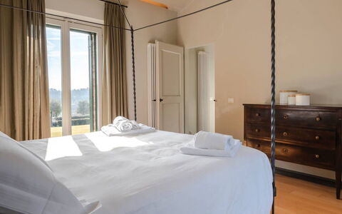 Loft Borgo Syrah: Cama, Mueble, Habitación, Diseño De Interiores, Madera, Lecho, Sábana, Textil, Linos, Suelo