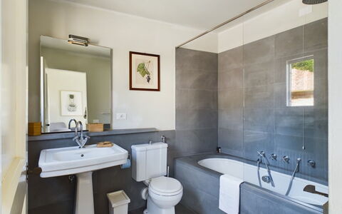 Loft Borgo Syrah: Baño, Arreglo De Tubería, Piso, Diseño De Interiores, Bañera, Suelo, Grifo, Baño, Lavabo, Plomería