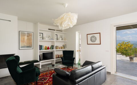 Villa Ombrone: Mueble, Diseño De Interiores, Pared, Piso, Suelo, Sofá, Techo, Sala, Habitación, Madera