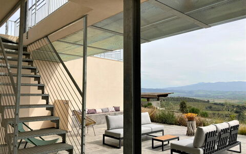 Villa Ombrone: Suelo, Material Compuesto, Mueble Para Exteriores, Haz, Porche, Sombra, Material Natural, Balcón, Hormigón, Estructura Al Aire Libre