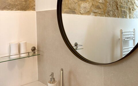 Villa Ombrone: Pared, Espejo, Arreglo De Tubería, Diseño De Interiores, Baño, Lavabo Del Baño, Plomería, Grifo, Lavabo, Loseta