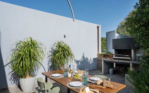 Villa Ombrone: Mueble, Mueble Para Exteriores, Mesa, Silla, Maceta, Mesa Al Aire Libre, Cocina Y Comedor Mesa, Sombra, Planta De Casa, Jardín