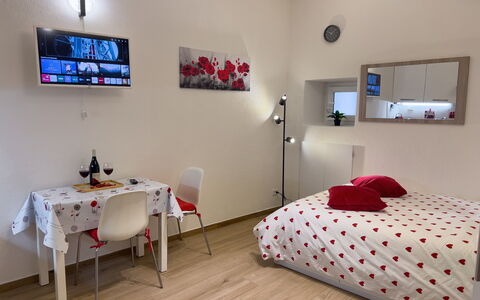 Studio Piccolo al Verticale - Levanto: Diseño De Interiores, Mueble, Piso, Habitación, Suelo, Cama, Techo, Habitación, Textil, Sábana