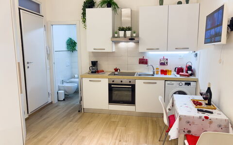 Studio Piccolo al Verticale - Levanto: Aparato De Cocina, Cocina, Mueble, Piso, Mostrador, Electrodoméstico, Diseño De Interiores, Suelo, Madera, Gabinetes