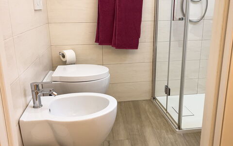 Studio Piccolo al Verticale - Levanto: Asiento Del Baño, Baño, Baño, Arreglo De Tubería, Piso, Suelo, Lavabo, Plomería, Diseño De Interiores, Grifo