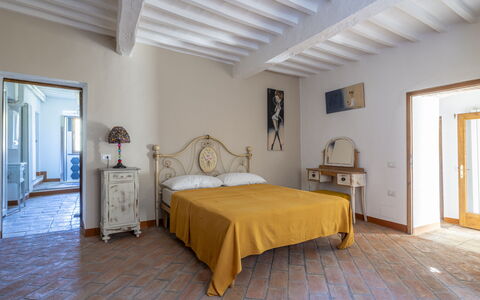 House in Sassa, Historic Tuscany Village, View: Mueble, Pared, Habitación, Cama, Piso, Diseño De Interiores, Suelo, Madera, Habitación, Sábana