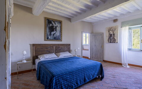 House in Sassa, Historic Tuscany Village, View: Cama, Mueble, Habitación, Lecho, Sábana, Pared, Piso, Madera, Suelo, Diseño De Interiores