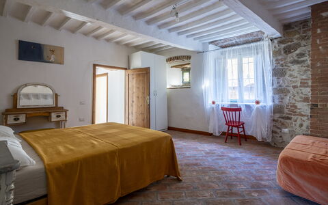 House in Sassa, Historic Tuscany Village, View: Mueble, Pared, Habitación, Cama, Madera, Piso, Diseño De Interiores, Techo, Sábana, Suelo
