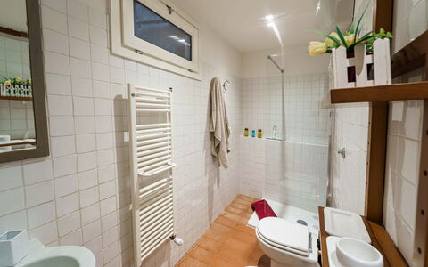 Le Loggine del Pignatello Apartment, Siena City: Piso, Suelo, Diseño De Interiores, Arreglo De Tubería, Asiento Del Baño, Baño, Baño, Habitación, Plomería, Grifo