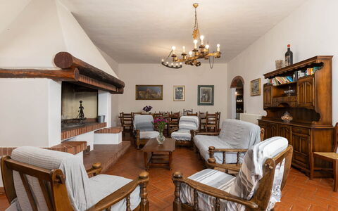 Il Leccio, Vinci, Private Pool and Tennis: Mueble, Diseño De Interiores, Piso, Madera, Techo, Suelo, Habitación, Sofá, Sala, Mesa