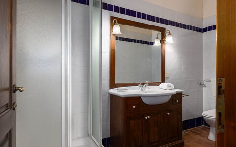 Il Leccio, Vinci, Private Pool and Tennis: Lavabo Del Baño, Arreglo De Tubería, Lavabo, Baño, Espejo, Diseño De Interiores, Piso, Mueble De Baño, Gabinetes, Grifo