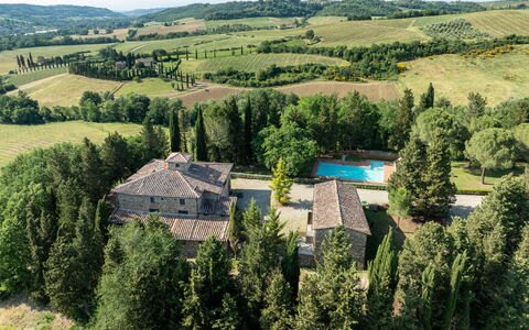 Maison Badia a Passignano: Árbol, Casa, Barrio Residencial, Casa, Inmuebles, Techo, Cabaña, Casa De Campo, Alerce, Paisajismo