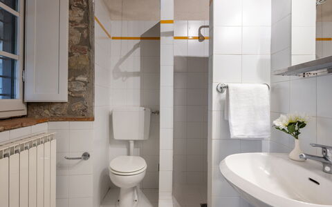 Maison Badia a Passignano: Baño, Asiento Del Baño, Lavabo Del Baño, Arreglo De Tubería, Pared, Lavabo, Diseño De Interiores, Baño, Piso, Suelo