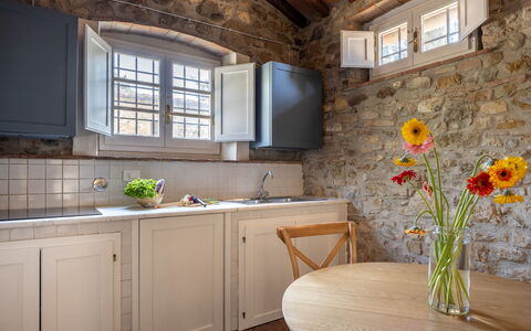 Maison Badia a Passignano: Mueble, Diseño De Interiores, Cocina, Piso, Mostrador, Lavabo, Gabinetes, Aparato De Cocina, Casa, Grifo