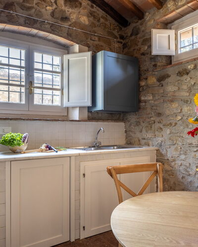 Maison Badia a Passignano: Mueble, Diseño De Interiores, Cocina, Piso, Mostrador, Lavabo, Gabinetes, Aparato De Cocina, Casa, Grifo