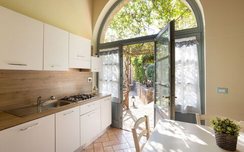 Casa Stella Serena, Podere le Scopaie, Pool: Diseño De Interiores, Piso, Cocina, Suelo, Mostrador, Techo, Aparato De Cocina, Electrodoméstico, Cocina Y Comedor Mesa, Manchas De Madera