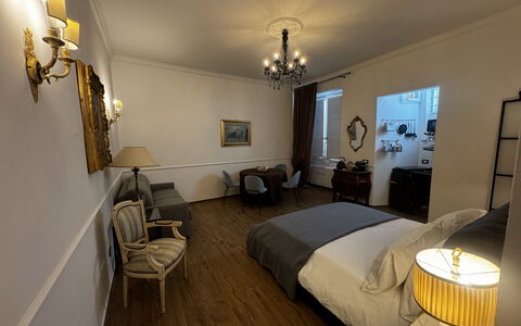 Maison D'Alice: Diseño De Interiores, Mueble, Habitación, Piso, Suelo, Madera, Techo, Cama, Sábana, Habitación