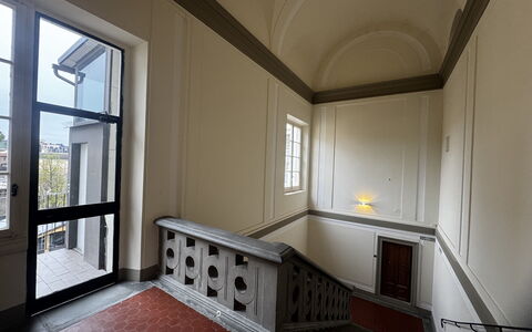 Maison D'Alice: Madera, Techo, Diseño De Interiores, Piso, Suelo, Material Compuesto, Moldura, Manchas De Madera, Vaso, La Luz Del Día