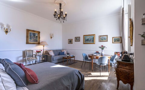 Maison D'Alice: Mueble, Diseño De Interiores, Piso, Habitación, Techo, Textil, Suelo, Marco, Encendiendo, Casa