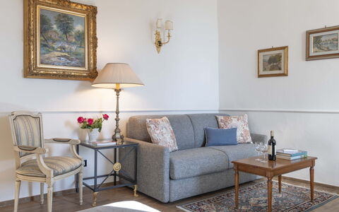 Maison D'Alice: Mueble, Diseño De Interiores, Sofá, Sala, Habitación, Piso, Marco, Mesa, Textil, Suelo