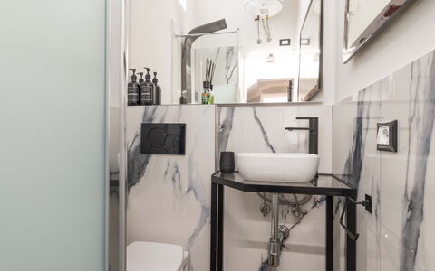 Maison D'Alice: Diseño De Interiores, Arreglo De Tubería, Grifo, Plomería, Lavabo, Baño, Vaso, Espejo, Lavabo Del Baño, Lámpara