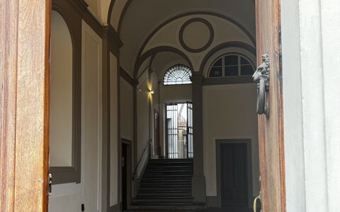 Maison D'Alice: Techo, Arco, Diseño De Interiores, Vaso, Moldura, Columna, La Luz Del Día, Arcade, Mansión