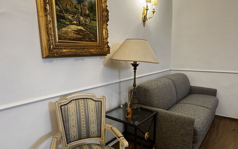 Maison D'Alice: Mueble, Diseño De Interiores, Piso, Pared, Madera, Suelo, Sofá, Sala, Encendiendo, Marco