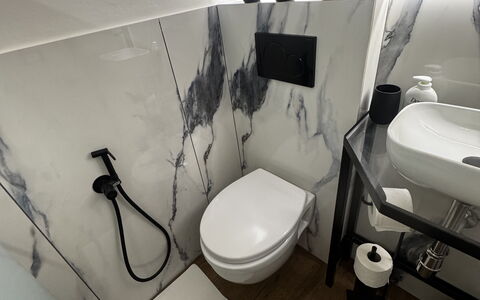 Maison D'Alice: Diseño De Interiores, Arreglo De Tubería, Suelo, Plomería, Baño, Baño, Asiento Del Baño, Loseta, Grifo, Espejo