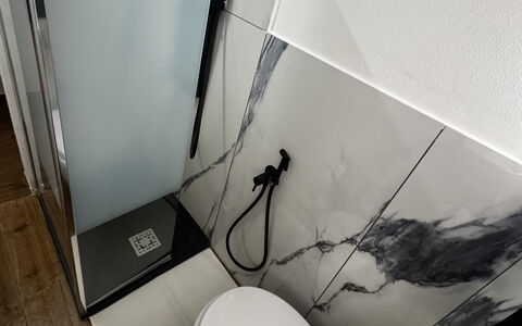 Maison D'Alice: Suelo, Piso, Arreglo De Tubería, Plomería, Loseta, Baño, Grifo, Baño