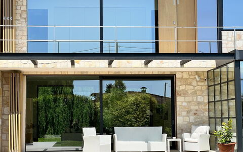 Villa Elena: Puerta, Casa, Porche, Balcón, Material Compuesto, Sombra, Mueble Para Exteriores, Inicio De La Puerta, Hormigón, Maceta