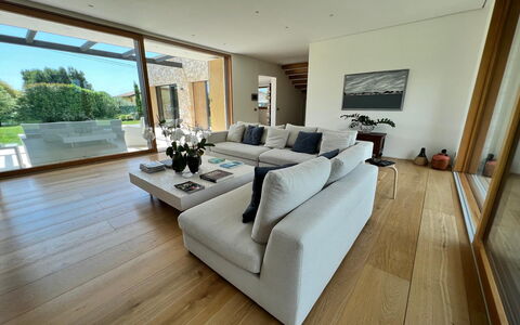 Villa Elena: Mueble, Piso, Diseño De Interiores, Sofá, Suelo, Sala, Suelos De Madera, Madera, Casa, Mesa