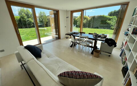 Villa Elena: Piso, Mueble, Diseño De Interiores, Suelo, Madera, Sofá, Sala, Casa, Encendiendo, Habitación