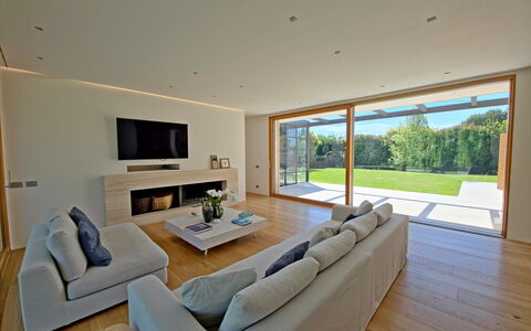 Villa Elena: Piso, Suelo, Diseño De Interiores, Madera, Sofá, Sala, Techo, Suelos De Madera, Habitación