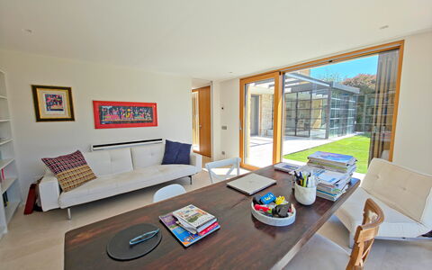 Villa Elena: Piso, Diseño De Interiores, Suelo, Mueble, Madera, Techo, Habitación, Sofá, Sala, Suelos De Madera