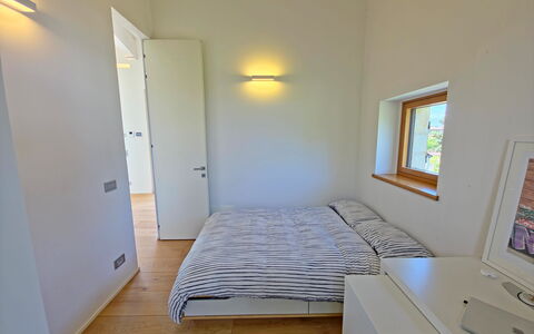 Villa Elena: Diseño De Interiores, Pared, Habitación, Piso, Madera, Cama, Suelo, Techo, Habitación, Encendiendo